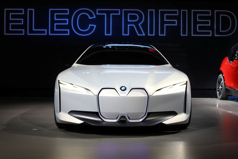 © Reuters. Carro conceito elétrico da BMW i Vision Dynamics é exposto na Salão do Atomóvel de Los Angeles, Estados Unidos