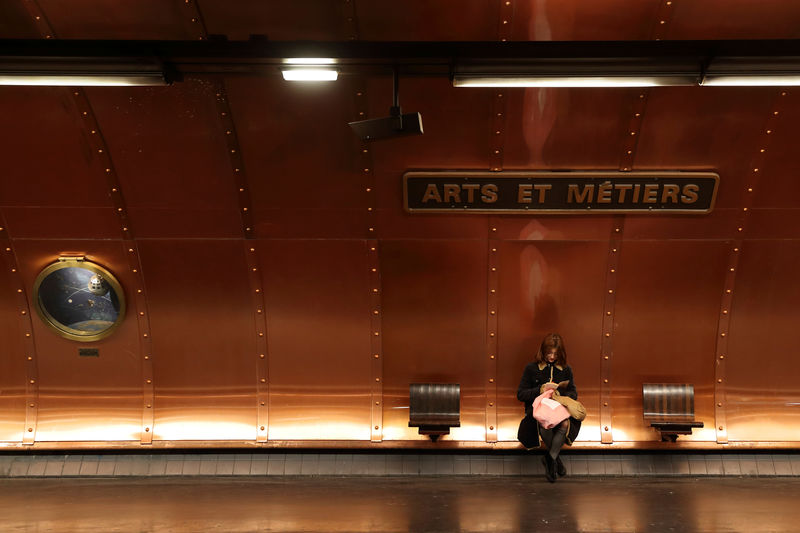 © Reuters. Passageira aguarda metrô em estação Arts et Metiers em Paris, França