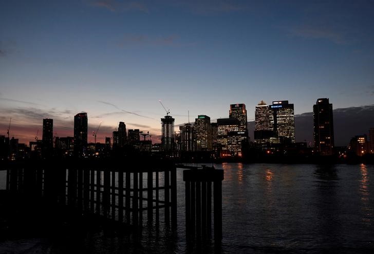 © Reuters. FILE PHOTO: The Canary Wharf financial district is seen at dusk in London