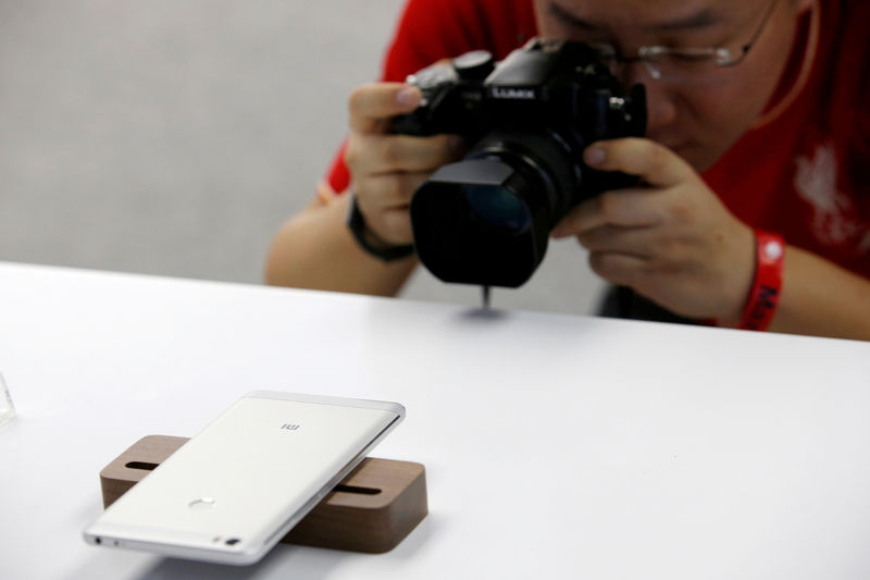 © Reuters. FILE PHOTO: A journalist takes picture of  Xiaomi's new mobile phone Mi Max at its launch in Beijing