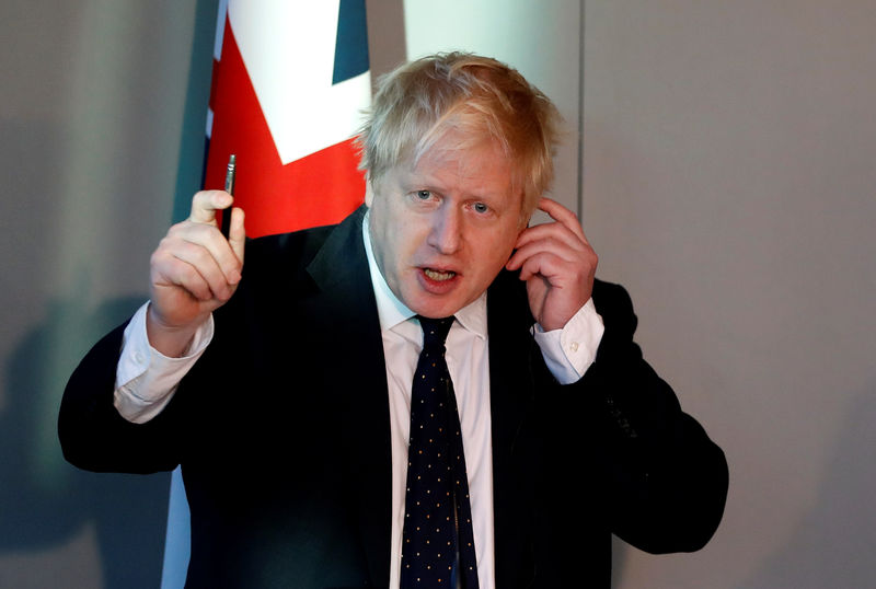© Reuters. وزير خارجية بريطانيا يدعو روسيا للكف عن زعزعة استقرار أوروبا