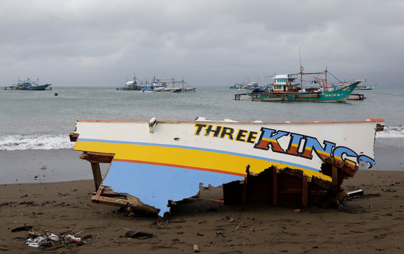 © Reuters. خفر السواحل الفلبيني ينقذ 252 راكبا بعد انقلاب عبارة