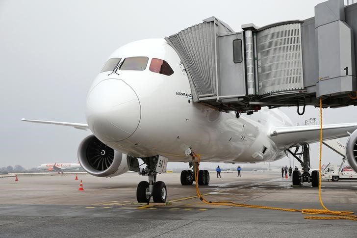© Reuters. Boeing negocia una posible fusión con la brasileña Embraer