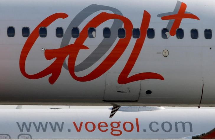 © Reuters. Logo da companhia áerea Gol é vista em avião, em São Paulo