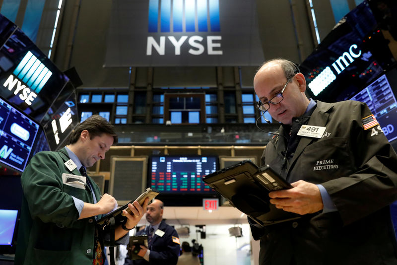© Reuters. FILE PHOTO: Traders work on the floor of the NYSE in New York