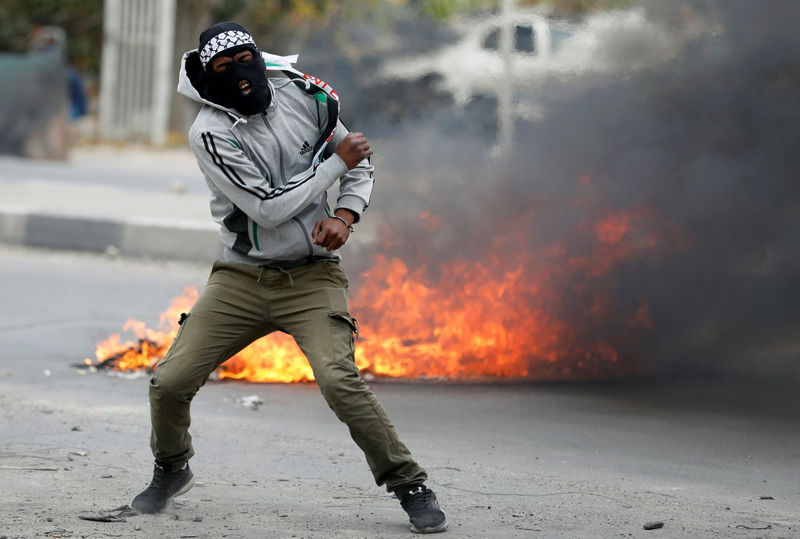 © Reuters. مسؤول: مقتل فلسطيني في احتجاجات ضد أمريكا بعد تصويت بالأمم المتحدة عن القدس