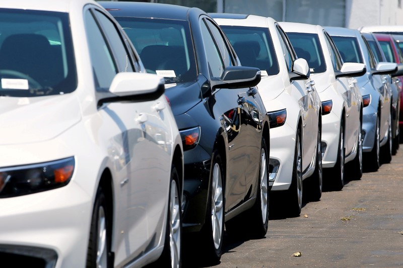 © Reuters. FILE PHOTO: New cars are shown for sale at a Chevrolet dealership in National City California