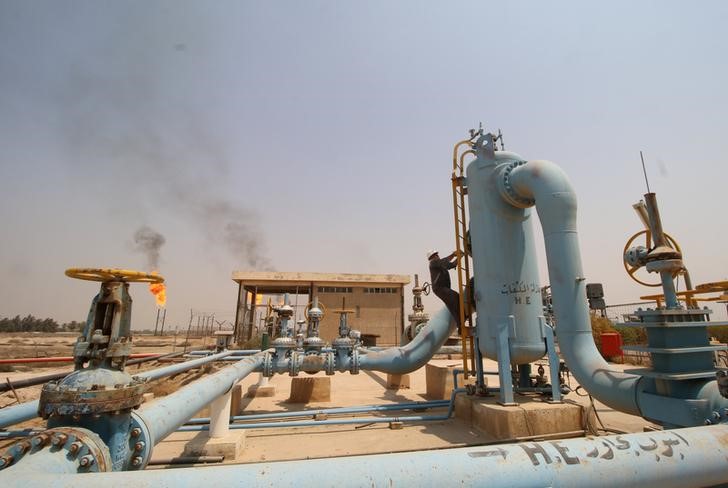 © Reuters. Нефтяное месторождение Нахран Умар в Ираке