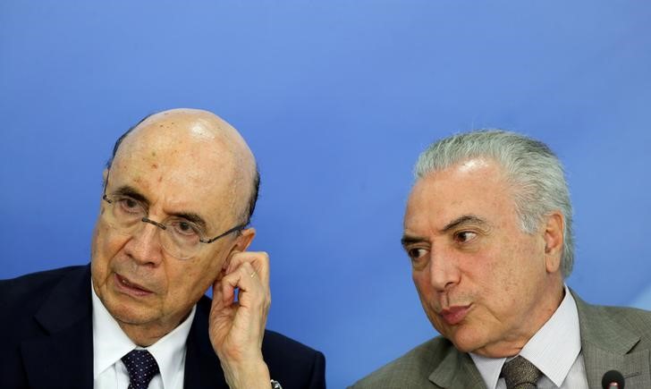 © Reuters. Presidente Michel Temer e ministro da Fazenda, Henrique Meirelles, durante evento em Brasília