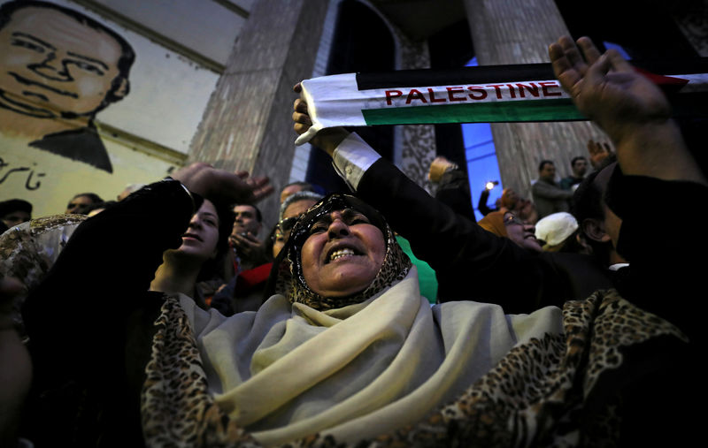 © Reuters. People protest against Trump's Jerusalem declaration in front of the Syndicate of Journalists in Cairo