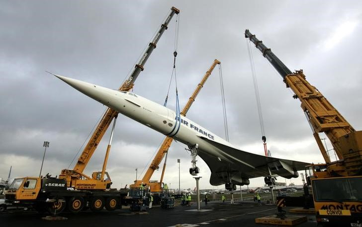 © Reuters. Avião supersônico de passageiros, Concorde é deslocado no Aeroporto de Paris, França