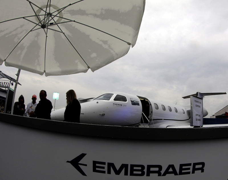 © Reuters. Aeronave Phenom 300 da Embraer no aeroporto de Congonhas