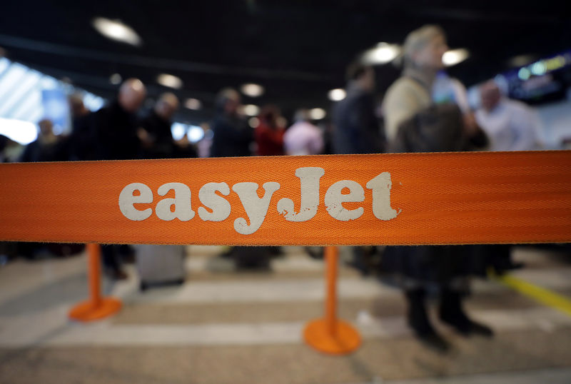 © Reuters. EasyJet passengers line up at Nice Cote d'Azur airport as most of the flights are cancelled due to a storm in Nice