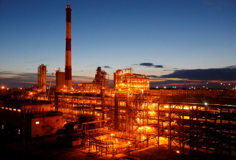 © Reuters. A general view shows the Taneco refinery complex, which is part of Russia's oil producer Tatneft group of companies, in Nizhnekamsk