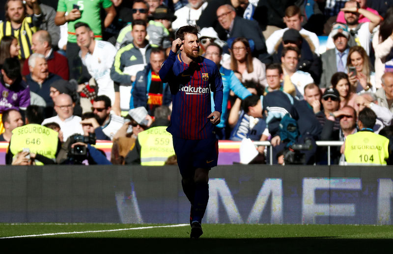 © Reuters. برشلونة يحسم القمة أمام ريال مدريد ويوسع الفارق إلى 14 نقطة