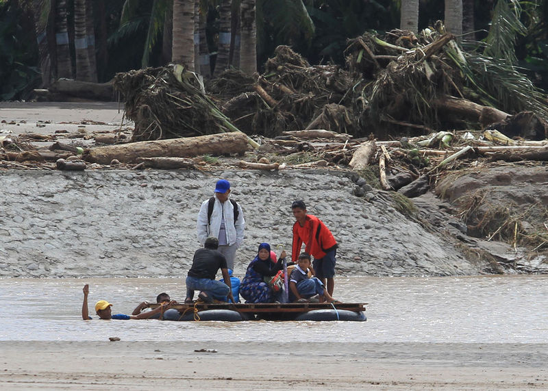 © Reuters. PHILIPPINES: LE TYPHON A FAIT 200 MORTS ET DE NOMBREUX SANS-ABRI