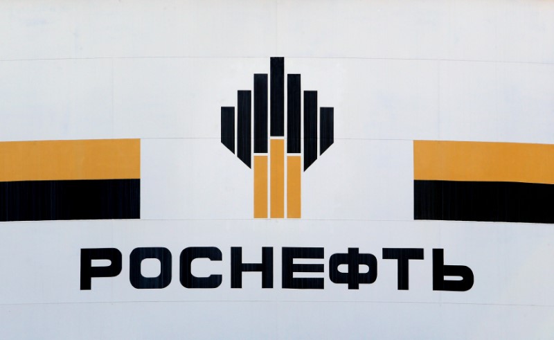 © Reuters. FILE PHOTO - The logo of Russia's Rosneft oil company is pictured at the central processing facility of the Rosneft-owned Priobskoye oil field outside the West Siberian city of Nefteyugansk