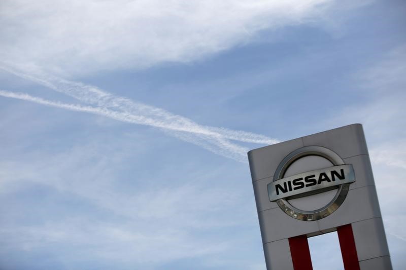 © Reuters. FILE PHOTO: A Nissan logo is seen at a car dealership in Ciudad Juarez