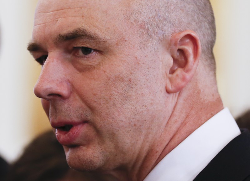 © Reuters. FILE PHOTO: Russian Finance Minister Siluanov speaks with participants before a signing ceremony in St. Petersburg