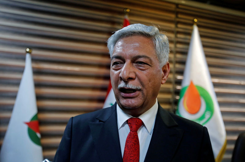 © Reuters. Abdul Mahdi al-Ameedi, who heads the Oil Ministry's licensing and contracts office, speaks to the media in Baghdad