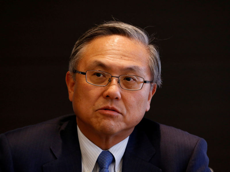 © Reuters. FILE PHOTO: Sumitomo Mitsui Financial Group's CEO Takeshi Kunibe speaks at an interview with Reuters in Tokyo