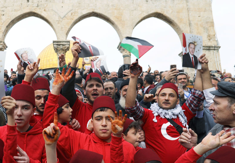 © Reuters. Two of three Turkish tourists which Israel has ordered the deportation of two of them are seen during a demonstration on the compound known to Muslims as Noble Sanctuary and to Jews as Temple Mount in Jerusalem's Old City