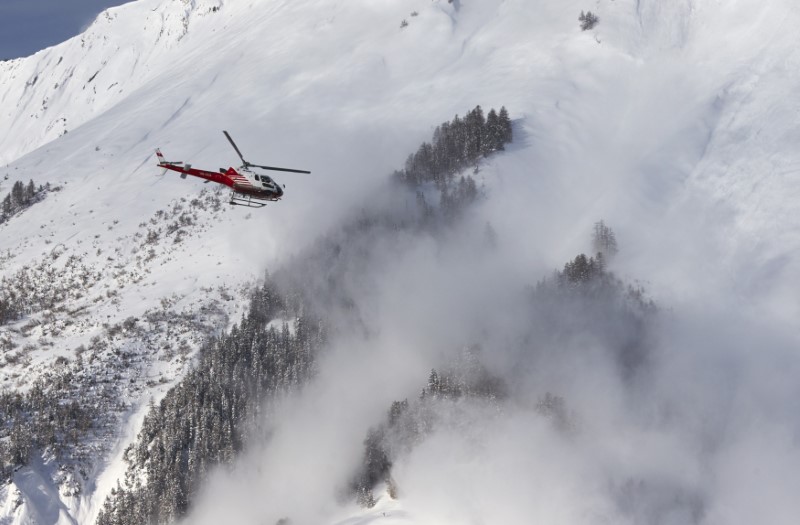 © Reuters. UN SKIEUR FRANÇAIS PÉRIT DANS UNE AVALANCHE EN SUISSE