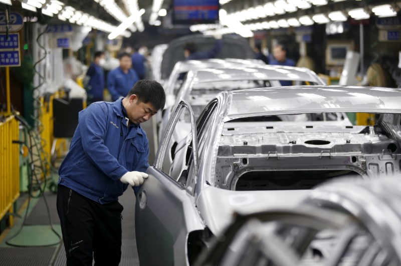 © Reuters. FILE PHOTO -  A worker works at an assembly line of Hyundai Motor's plant in Asan