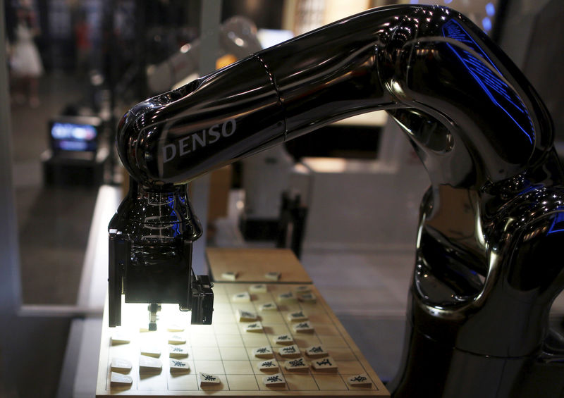 © Reuters. FILE PHOTO : Denso Corp's robot arm "Denoute-san" plays Japanese chess, also known as Shogi, at a booth during Niconico Chokaigi 2015 in Makuhari