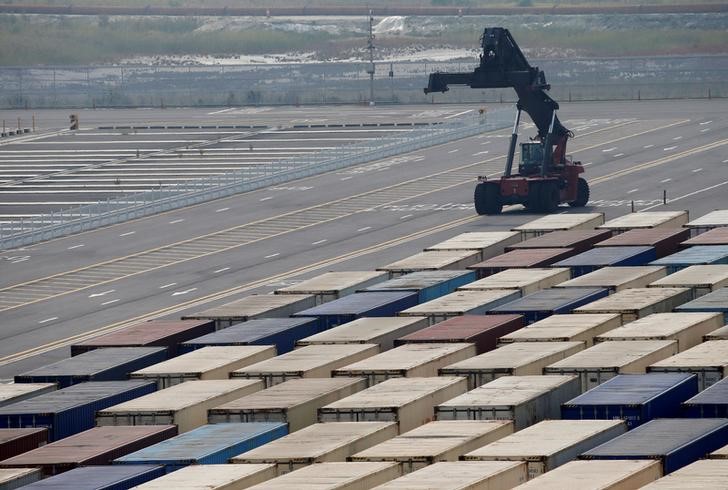 © Reuters. FILE PHOTO: Shipping containers are seen at the Hanjin Shipping container terminal at Incheon New Port in Incheon