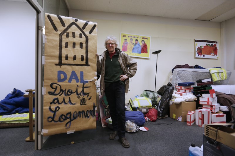 © Reuters. DES MANIFESTANTS RÉCLAMENT UN TOIT POUR LES SANS-ABRI