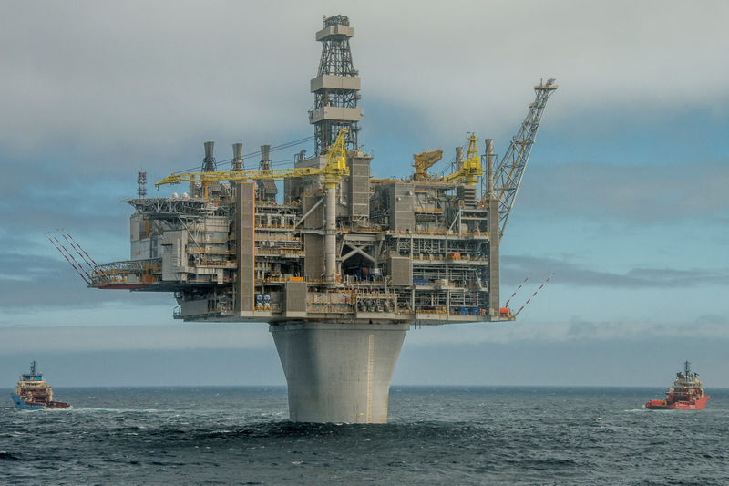 © Reuters. Handout photo of ExxonMobil’s Hebron oil platform is shown off the coast of Canada’s Newfoundland & Labrador