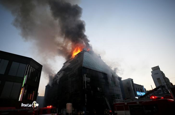 © Reuters. Detienen a propietario y gerente del edificio incendiado en Corea del Sur
