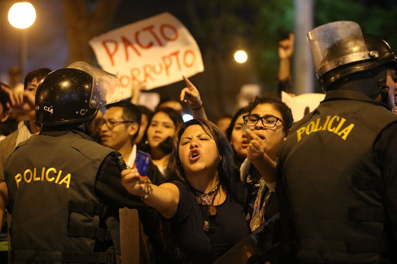 © Reuters. Manifestantes protestam depois que o presidente do Peru, Pedro Pablo Kuczynski, concedeu indulto ao ex-presidente Alberto Fujimori em Lima, no Peru