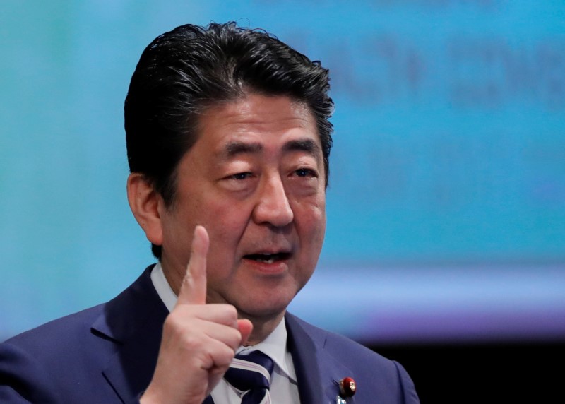 © Reuters. Primeiro-ministro do Japão, Shinzo Abe, durante fórum em Tóquio