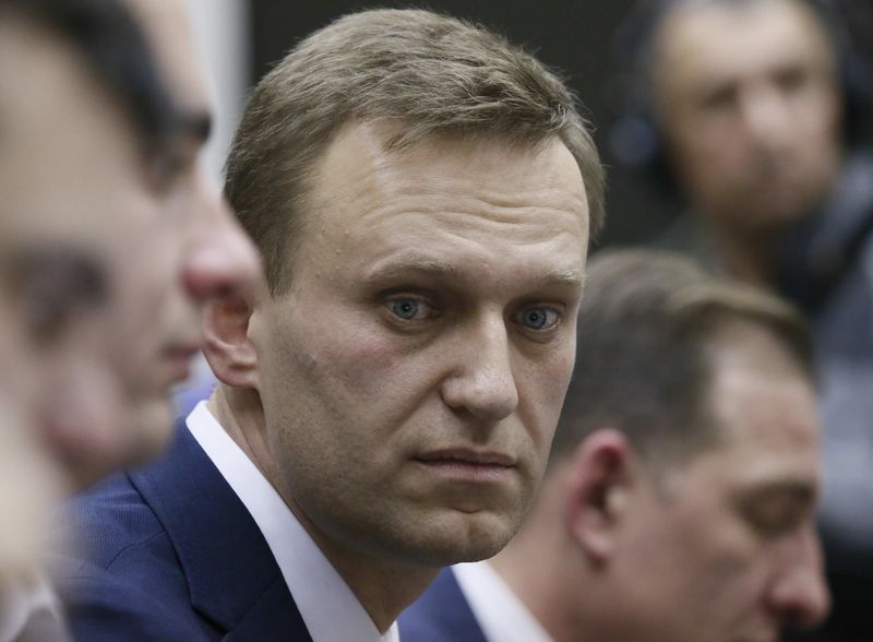 © Reuters. Líder da oposição na Rússia, Alexei Navalny, na Comissão Central Eleitoral em Moscou