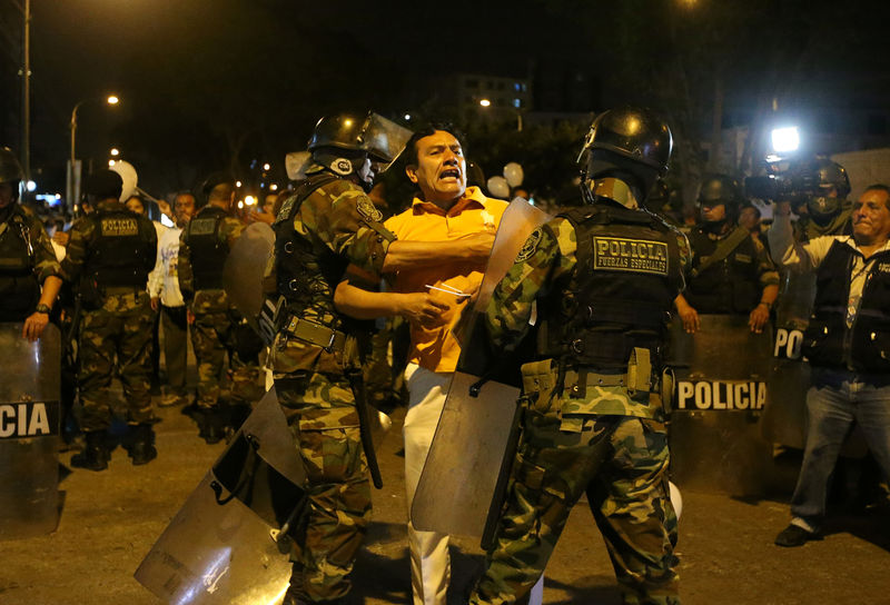 © Reuters. Manifestantes se chocam com a polícia durante protesto contra o indulto concedido ao ex-presidente peruano Alberto Fujimori, em Lima