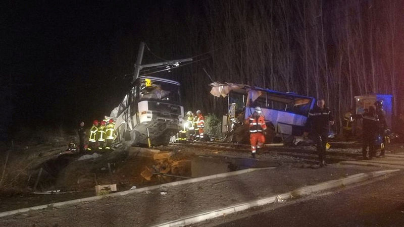 © Reuters. DEUX FAMILLES SE CONSTITUENT PARTIE-CIVILE APRÈS L'ACCIDENT A MILLAS