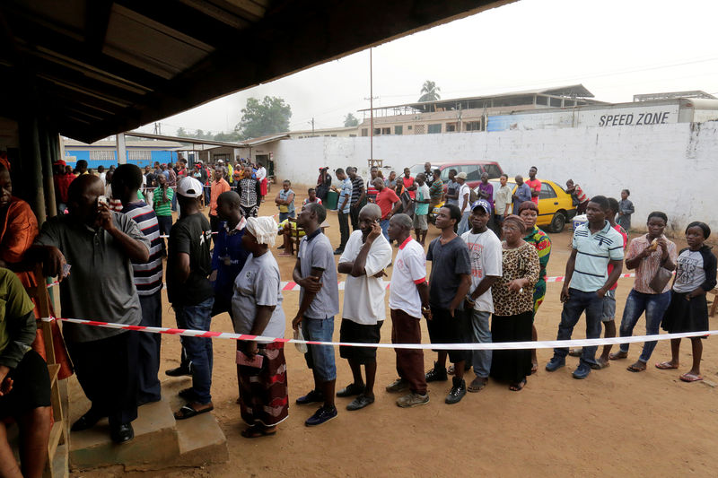 © Reuters. ليبيريا تجري انتخابات رئاسية تاريخية