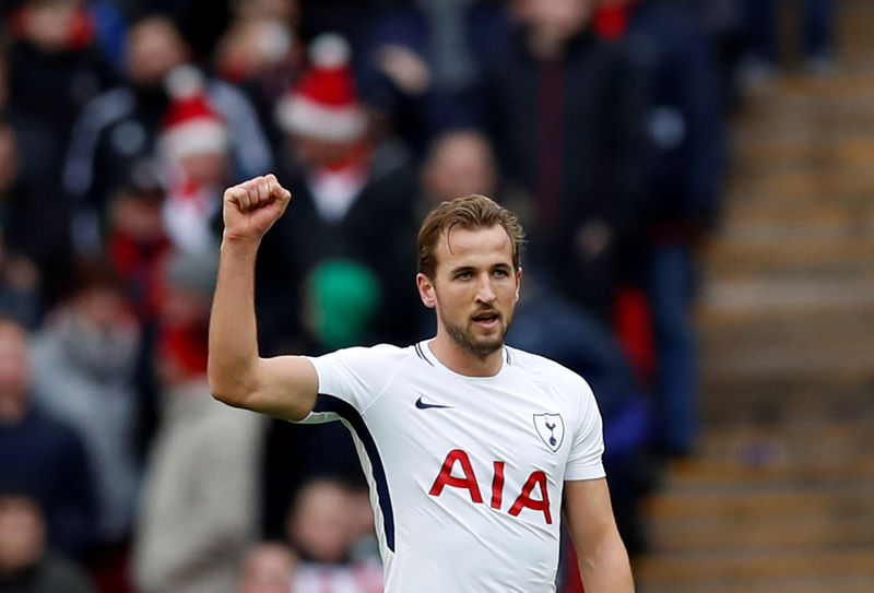 © Reuters. El delantero del Tottenham Hotspur Harry Kane celebra su segundo gol ante el Southampton, en partido de la Liga Premier disputado en el estadio Wembley de Londres, Reino Unido.