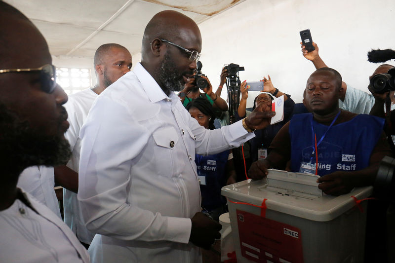 © Reuters. George Weah vota em Monróvia