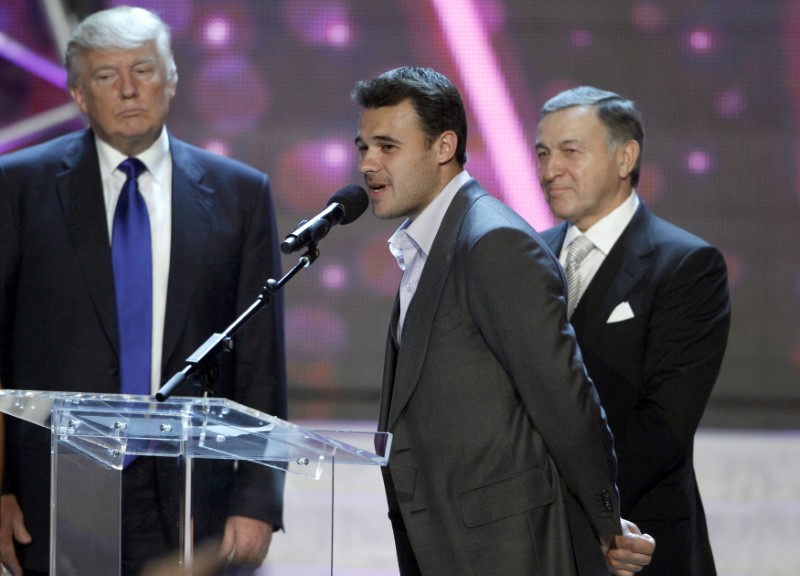 © Reuters. Singer Emin Agalarov speaks as his father Aras Agalarov and Donald Trump look on during a news conference after the 2013 Miss USA pageant in Las Vegas