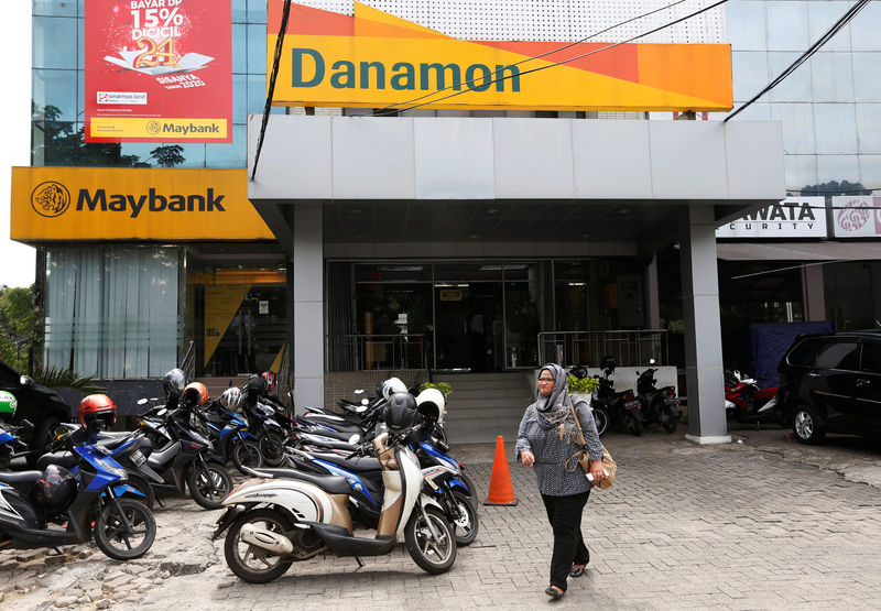 © Reuters. A woman walks in front of a Danamon Bank branch office in Jakarta, Indonesia