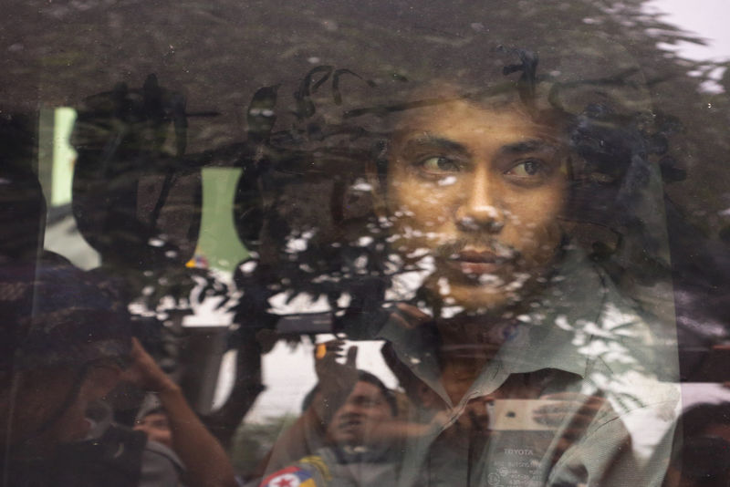 © Reuters. Los periodistas de Reuters en Myanmar declaran ante el tribunal, permanecerán 14 días más en prisión