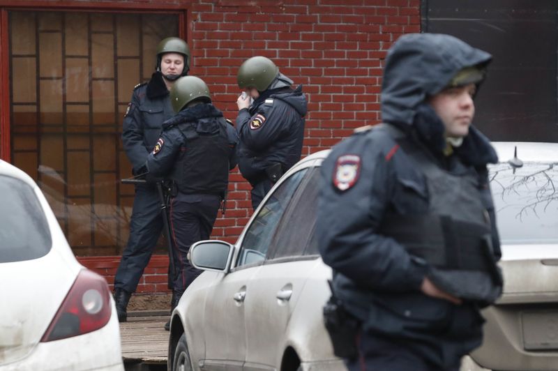 © Reuters. Policiais são vistos após homem armado abrir fogo em fábrica de massa em Moscou, na Rússia