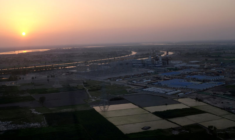 © Reuters. An aerial view of the Haveli Bahadur Shah LNG power plant in Jhang