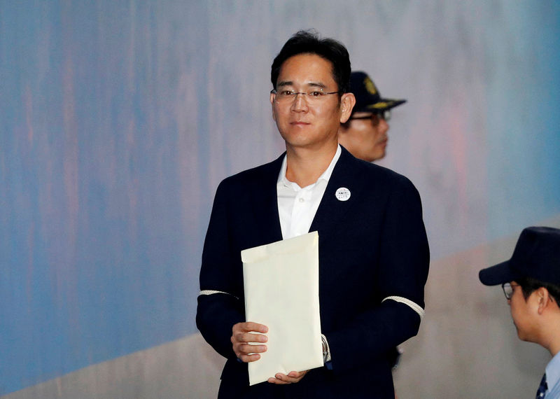 © Reuters. Vice-presidente do conselho de administração da Samsung Electronics, Jay Y. Lee, chega a tribunal em Seul, na Coreia do Sul