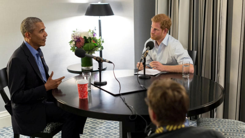 © Reuters. Príncipe Harry, do Reino Unido, entrevista o ex-presidente dos Estados Unidos Barack Obama, em Londres