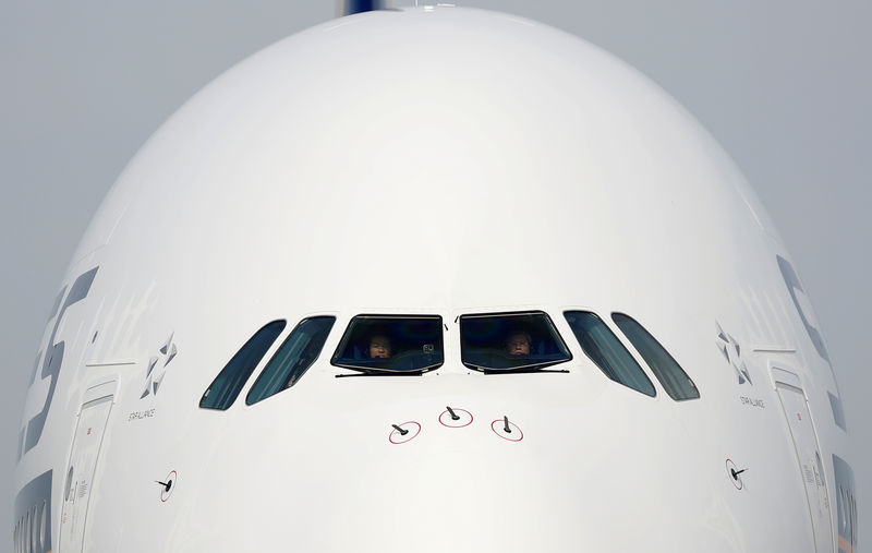 © Reuters. Pilots are seen in the cockpit as a Singapore Airlines' A380 fitted with newly launched cabin products arrives at Changi Airport in Singapore