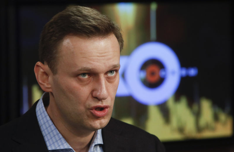 © Reuters. Líder opositor russo Alexei Navalny fala a uma rádio em Moscou